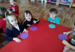 Ada, Hania, Igor wybierają kolor swoich serwetek